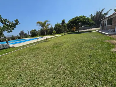 a large yard with a large swimming pool at Los Angeles Hotel in Huaral