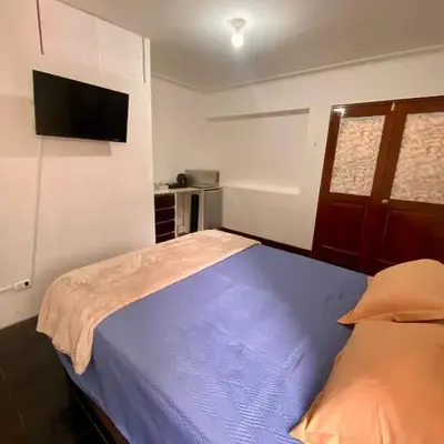 Céntrica y amplia habitación queen Av Larco