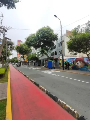 a red and yellow sidewalk on a city street at Habitación céntrica con vistas Larco in Lima
