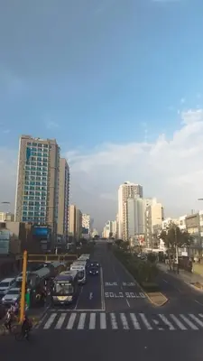 a city street with cars parked in front of tall buildings at Magdalena del Mar, mejor ubicación imposible in Lima