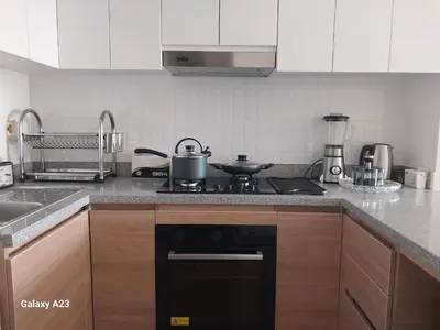 a kitchen with a stove and a counter top at Moderno departamento con vista panorámica cerca a los centros comerciales in Lima
