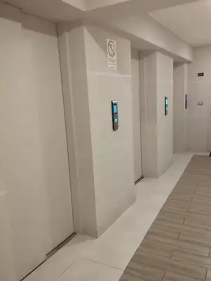 a hallway of an empty building with white walls at Apartamento en San Miguel hermosa vista al mar in Lima