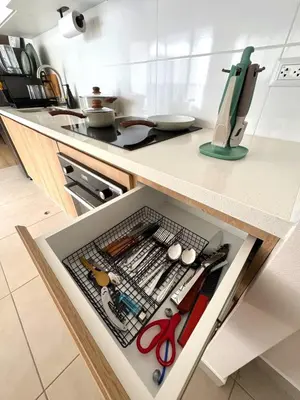 a kitchen drawer with scissors and other kitchen utensils at Céntrico y acogedor apartamento en Lince in Lima