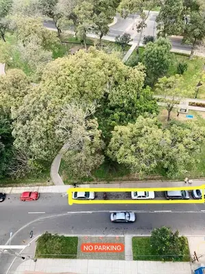 an overhead view of a yellow train on a street at Dupli naranjos in Lima