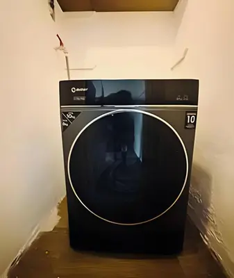 a black microwave oven sitting on top of a table at Casa en el corazón de Miraflores in Lima