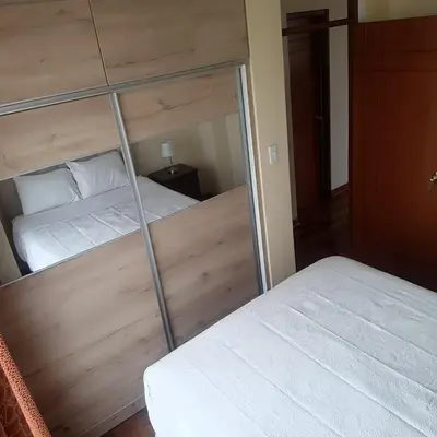 a mirrored room with a bed at Bonito Departamento Lima Carabayllo in Lima
