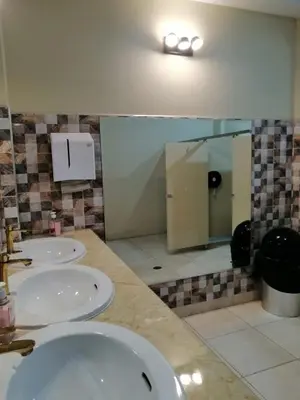 a bathroom with two sinks and a mirror at Loft and reception RISHEL in Chincha