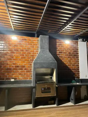 a brick wall with an oven in a kitchen at casa de campo en cieneguilla in Cieneguilla