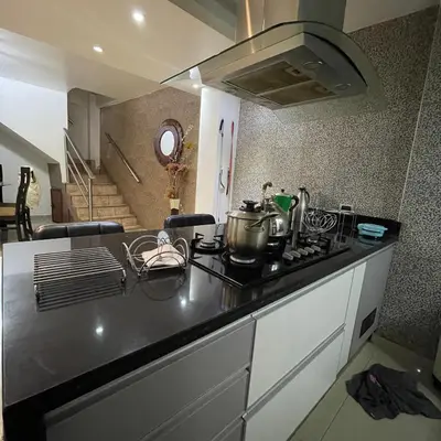 a kitchen with a stove and a counter top at Casa La warida con tres niveles in Ayacucho