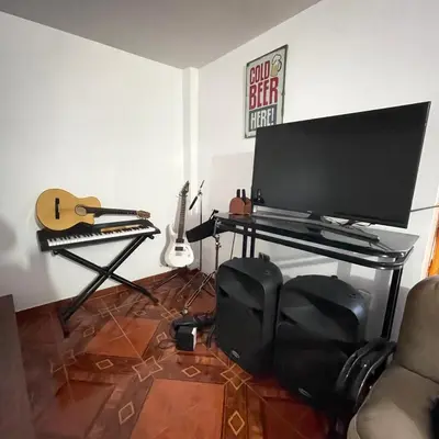 a room with a desk with a computer and a keyboard at Casa La warida con tres niveles in Ayacucho