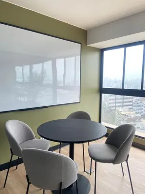 a meeting room with chairs and a table and a screen at Departamento de estreno en San Isidro in Lima