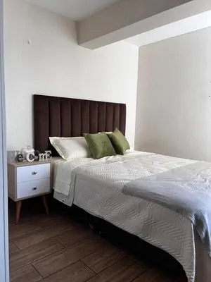 a bedroom with a large bed with green pillows at Hermoso departamento estreno céntrico in Lima