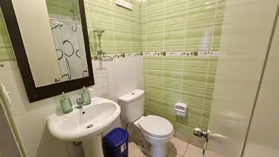 a bathroom with a white toilet and a sink at Apartamento de 3 dormitorios frente a plaza San Miguel con Piscina in Lima