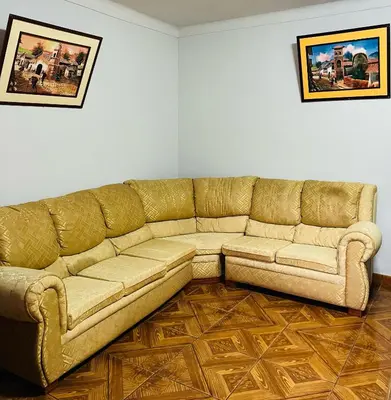 a brown couch in a living room at hostel arcoiris urubamba in Urubamba