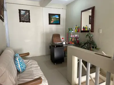 a living room with a couch and a mirror at Hospedaje El Cairo in Ica