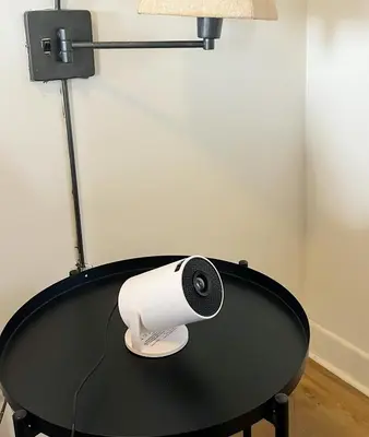 a speaker sitting on a table next to a lamp at Duplex con piscina en Miraflores in Lima