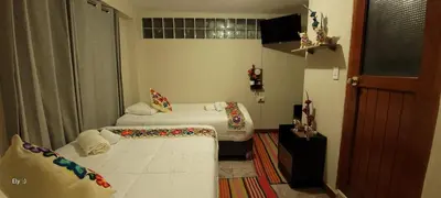 a small bedroom with two beds and a window at Oasis Inka Machupicchu in Machu Picchu