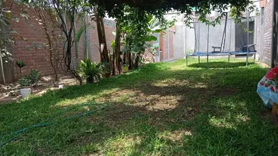 a yard with a table in the grass at Casa de campo en Chincha in Chincha