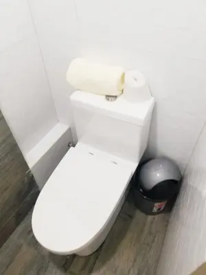 a white toilet in a bathroom with a trash can at Casa Hospedaje terraza con vista a La Merced in La Merced