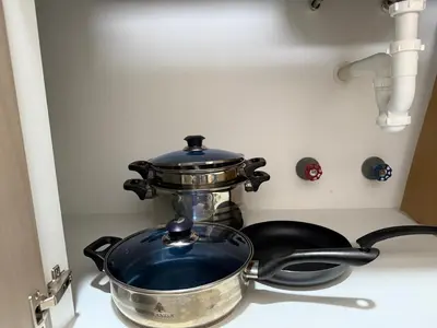 a pot and a pan sitting on a kitchen counter at Apartment in La Victoria in Lima