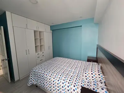 a bedroom with a bed and a blue wall at 402 Moderno departamento equipado in Abancay