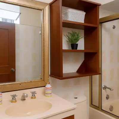 a bathroom with a sink and a mirror and a toilet at Bello departamento en el corazón de Miraflores in Lima