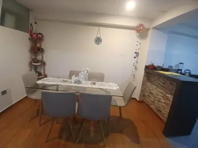 a dining room table and chairs in a room at la casa de Alejandra in Cusco