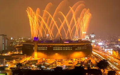 a building with a fountain in a city at night at Luminoso minidepartamento independiente cerca al Estadio Nacional in Lima