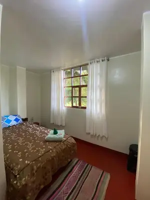 a bedroom with a bed and a window at Eco Lodge Elegant Qollpawasi in Colcapampa