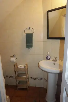 a bathroom with a sink and a mirror at Casita de Miraflores calle Ocharan a 5 minutos de Larcomar in Lima
