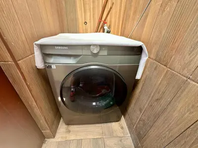 a washing machine in the corner of a room at Departamento con vistas al mar - Costa Lounge in Lima