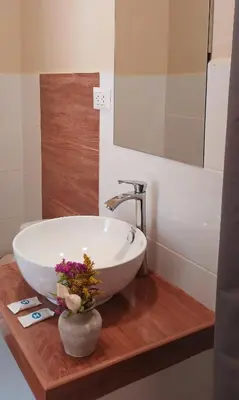 a white sink on a wooden counter in a bathroom at Haylli Café Oro Hotel in Santa Teresa