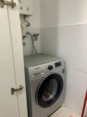 a washer and dryer in a small room at Departamento céntrico rodeado de áreas verdes in Lima