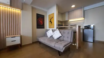 a living room with a couch and a kitchen at Munay hospedaje in Cusco