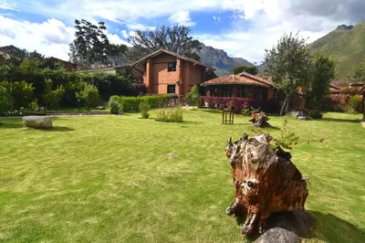 a tree stump sitting in the middle of a yard at Lizzy Wasi Urubamba in Urubamba