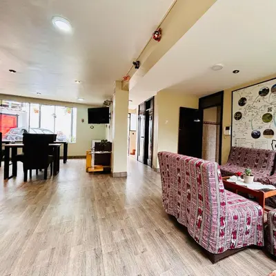 a living room with a couch and a table at Hotel la Casa de Makito's in Cusco