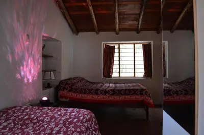 a room with two beds and a window at Cabaña rodeada de naturaleza en Ollantaytambo in Ollantaytambo
