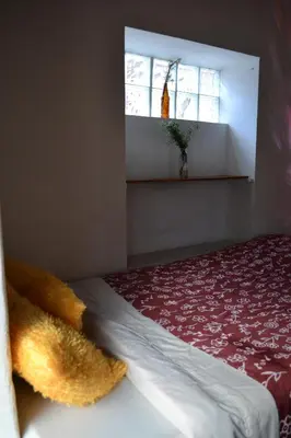 a bedroom with a bed with a window and a window at Cabaña rodeada de naturaleza en Ollantaytambo in Ollantaytambo