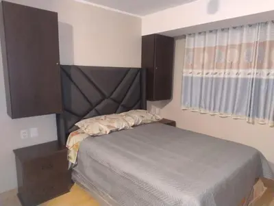 a bedroom with a bed with a headboard and a window at Depa con estacionamiento 3 dorm en Av Brasil in Lima