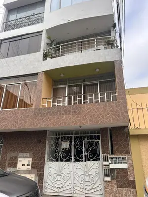 a building with a gate and a balcony at Departamento Palmeras in Lima