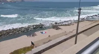a beach with people on the sand and the ocean at Casa 4 DORM - 3 VISTAMAR, 14 a 20 pax piscina propia in San Bartolo