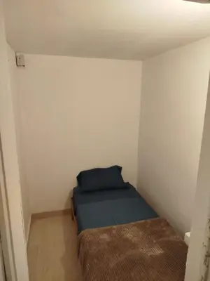 a small bedroom with a bed in a room at Habitación independiente con terraza y cocina in Lima
