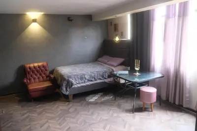a bedroom with a bed and a table and a chair at Hermoso mini dpto en San Luis Lima in Lima