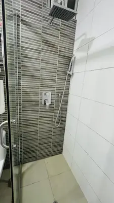 a shower stall with a roll of toilet paper at A 15 minutos del aeropuerto cómodo y moderno departamento de 3 habitaciones independientes y 2 baños in Lima