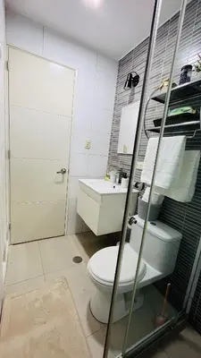 a bathroom with a toilet and a sink at A 15 minutos del aeropuerto cómodo y moderno departamento de 3 habitaciones independientes y 2 baños in Lima