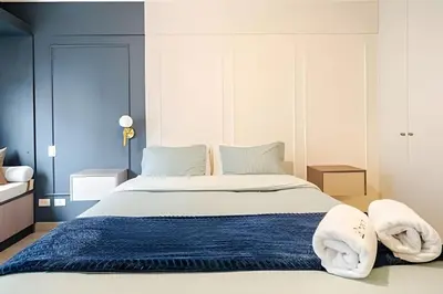 a bedroom with a large bed with towels on it at Edificio Plaza 27 in Lima