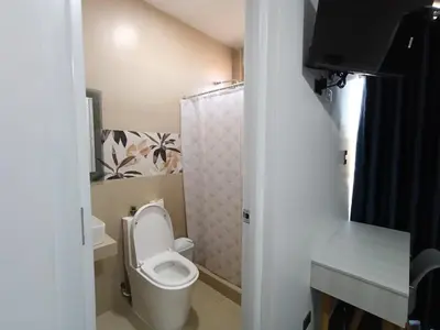 a small bathroom with a toilet and a shower at Hospedaje Altamar in Paracas