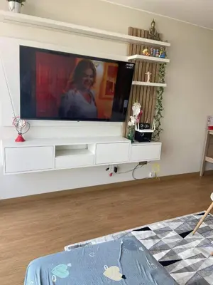 a flat screen tv sitting on a white entertainment center at Departamento Costanera frente al mar in Lima