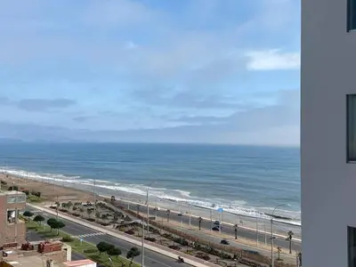 a view of the beach and the ocean from a building at Departamento Costanera frente al mar in Lima