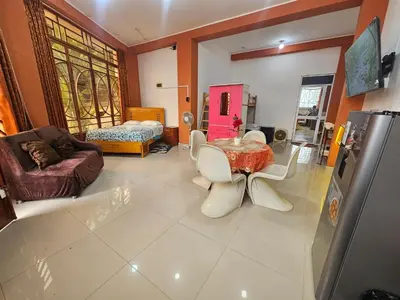 a living room with a table and a couch at Familiar 1er piso in La Merced